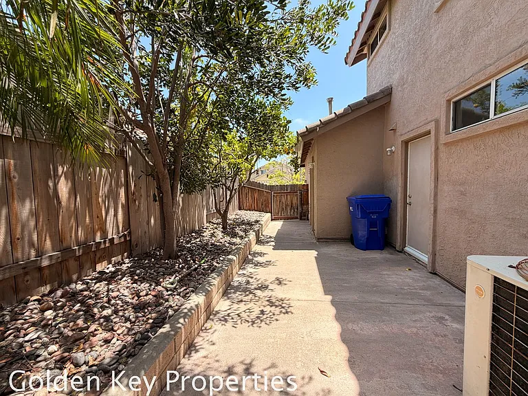 533 Edgewater Ave — Photo 32