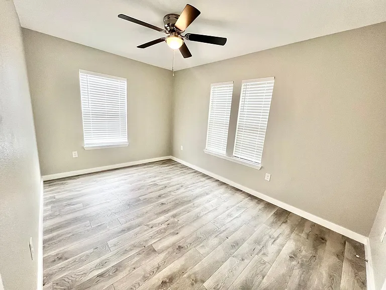2035 Waverly Ave — Photo 28