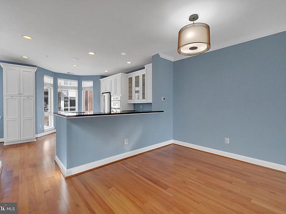 4th image of 915 Valencia Ct #117
