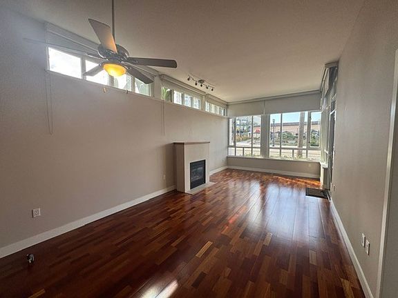5th image of 700 West Hbr #103