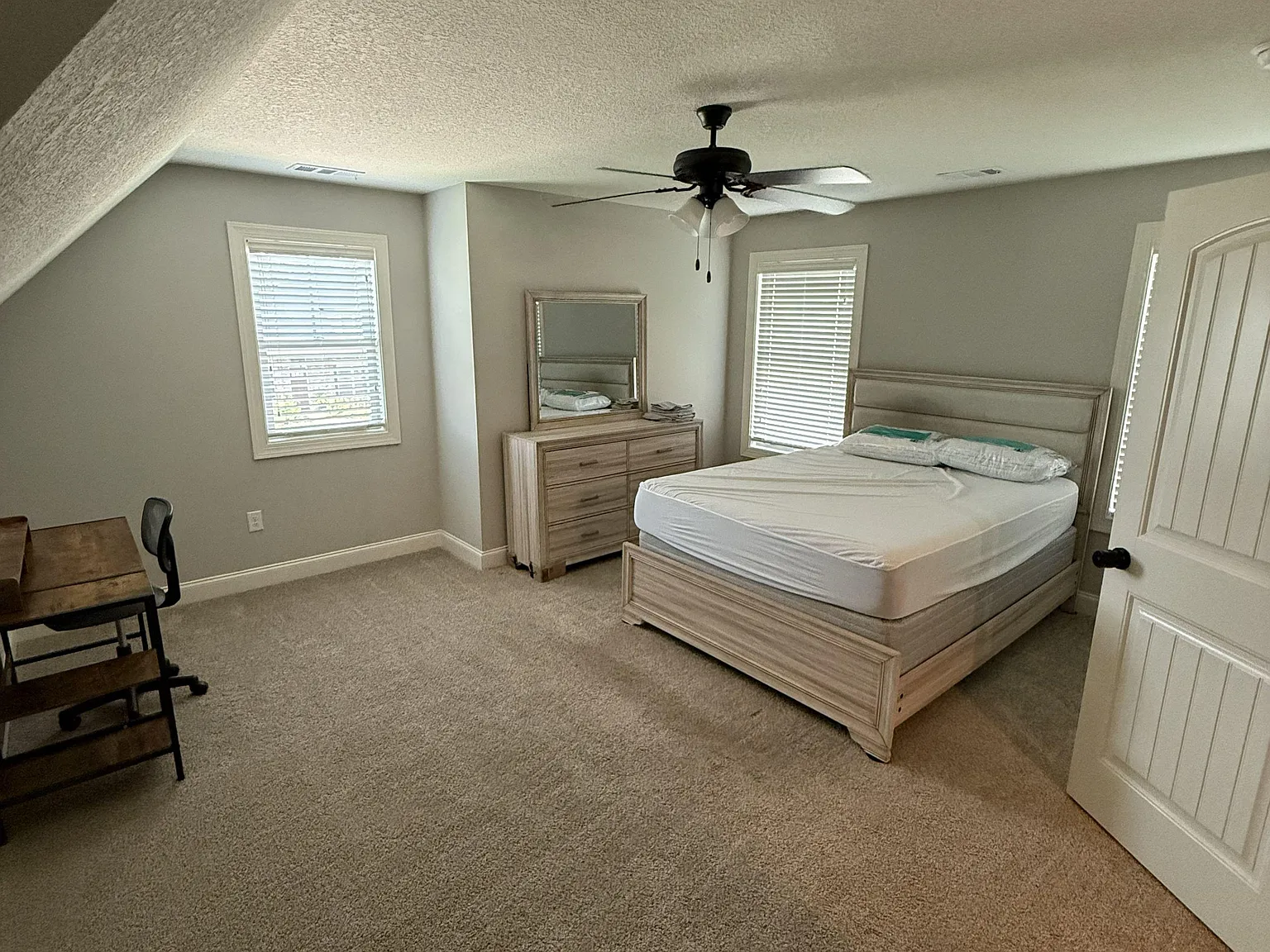 4 bed, 3.0 bath, 2245 sqft, $1,252 — Photo 2