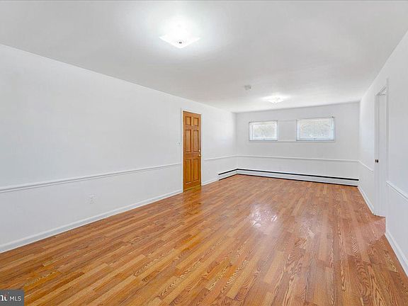 5th image of 8 Woodbury Ct