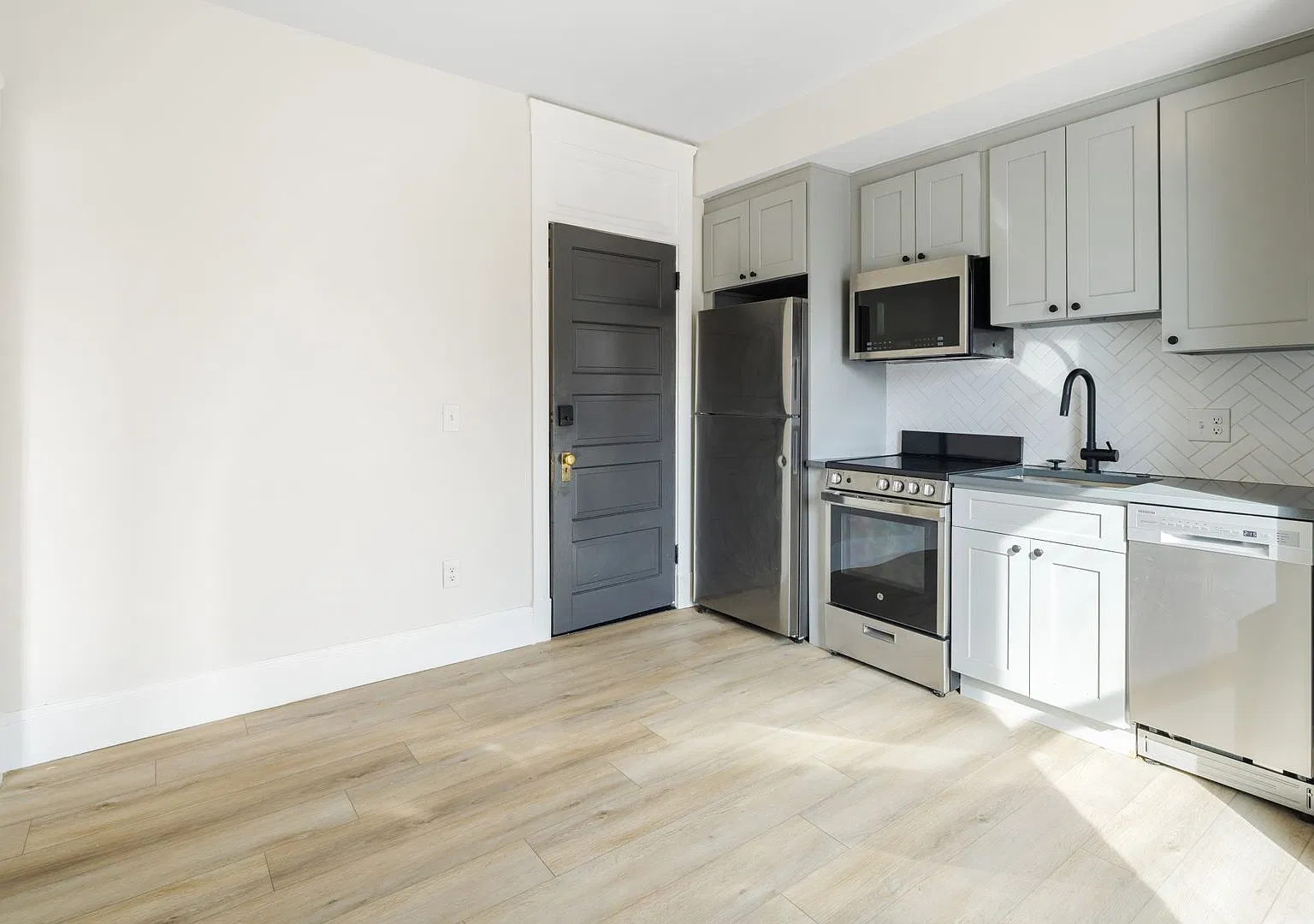 Margot Flats #307 | 2 Months Free - Modern 1-Bed Golden Triangle Apartment With In-Unit Washer & ... — Photo 2