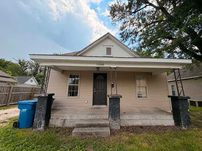 1008 W 2nd St — Photo 2
