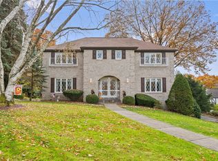 495 Herbst Manor Rd, Coraopolis, PA 15108