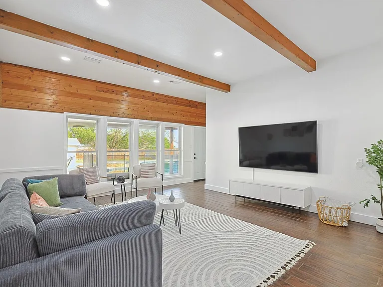 3322 Darby Ln — Photo 16