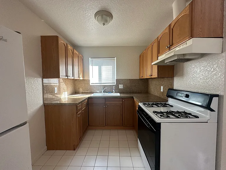 137 E Harding Way #F — Photo 3