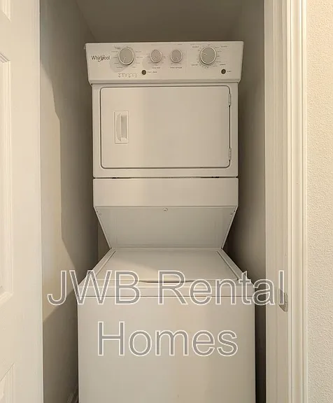 1252 Mull St — Photo 11