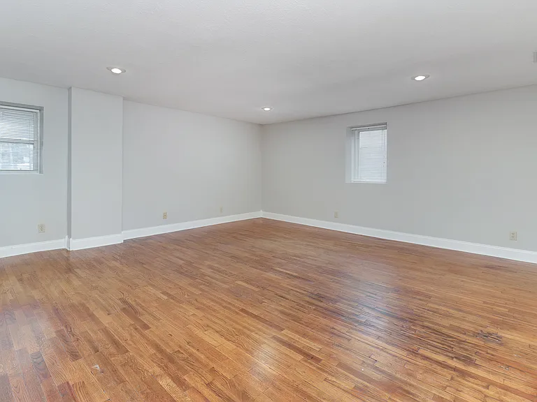 229 1/2 E Front St #2D — Photo 10