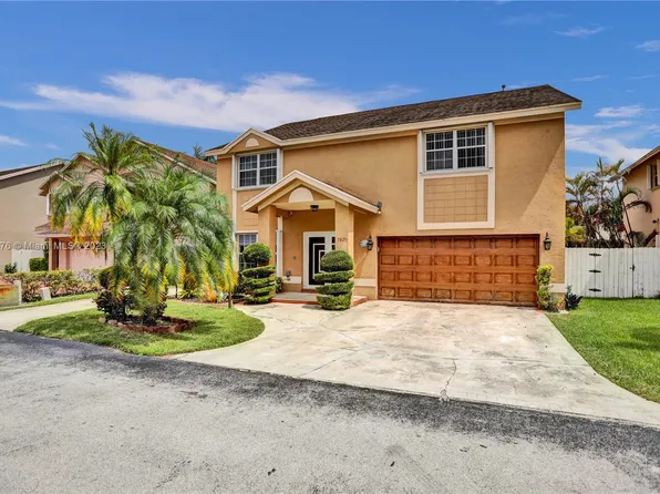 7825 NW 192nd St, Hialeah, FL 33015