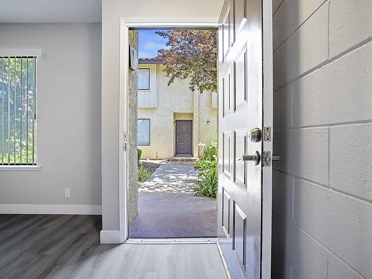 Riverwoods Apartments — Photo 25
