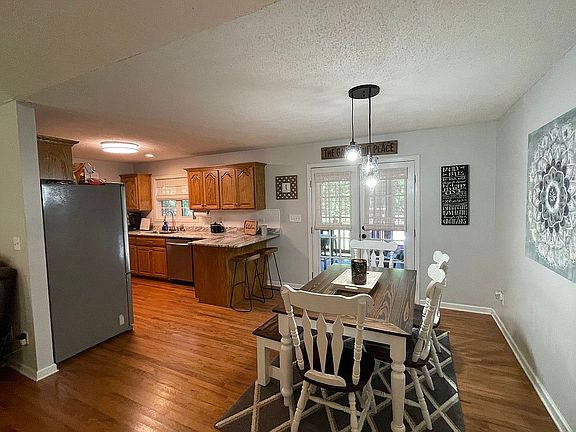3rd image of 145 Oakhill Dr