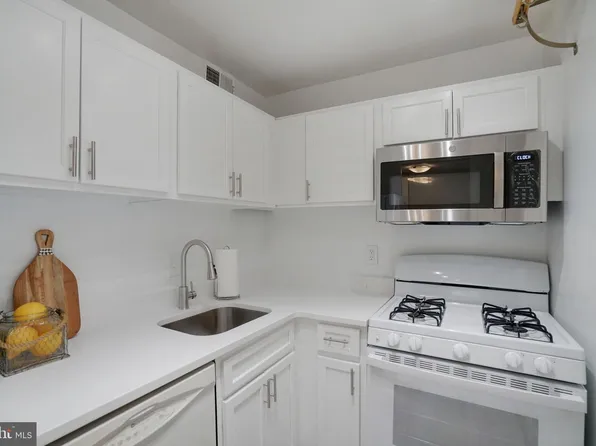 3100 S Manchester St APT 909, Falls Church, VA 22044