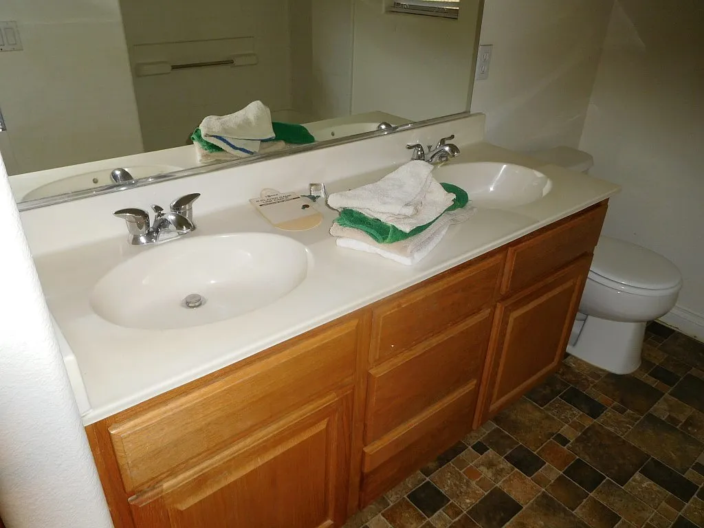 Updated 4 bed w/ 2 car garage*new Paint & LVP floors — Photo 2