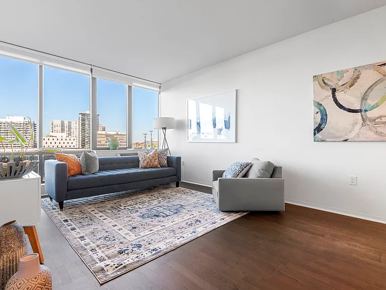 2032 1/2 Hudson St #527 — Photo 8