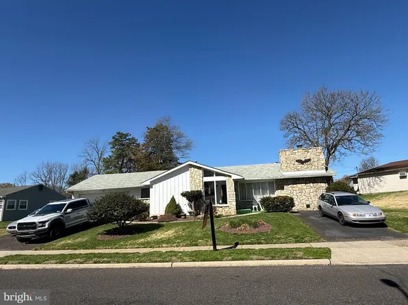 521 Parkway Dr, Fairless Hills, PA 19030