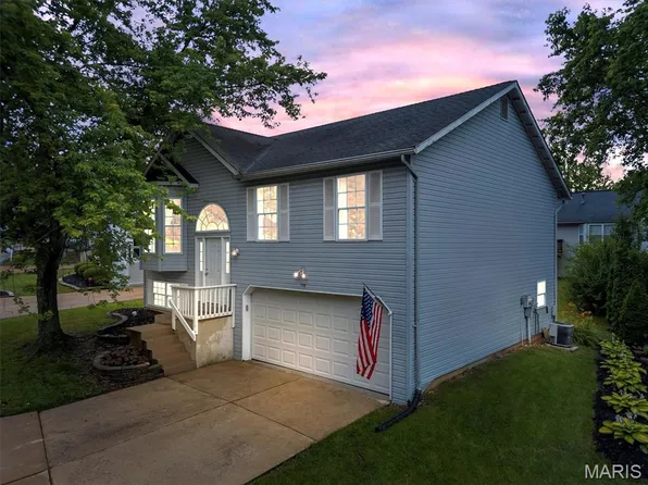 159 Village Circle Dr, Lake Saint Louis, MO 63367