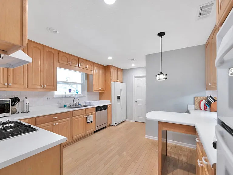 1126 Coral Dr — Photo 13