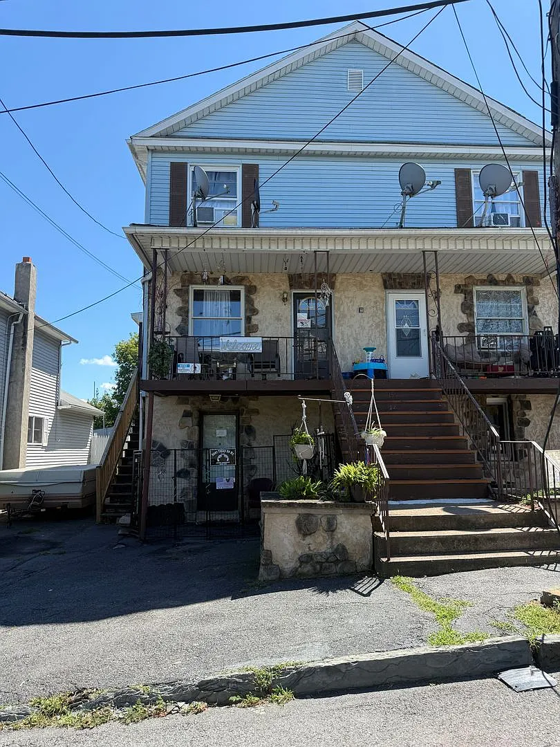 152 Elizabeth — Photo 1