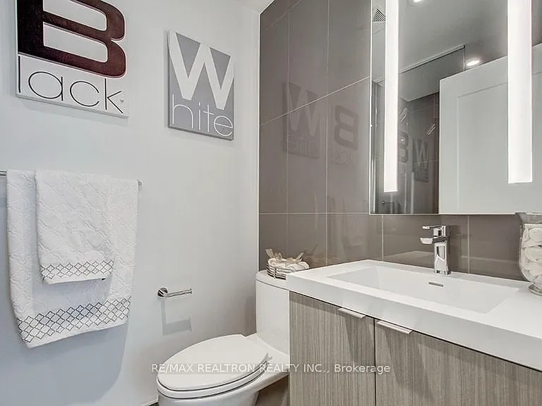575 Bloor St E #2208 — Photo 17
