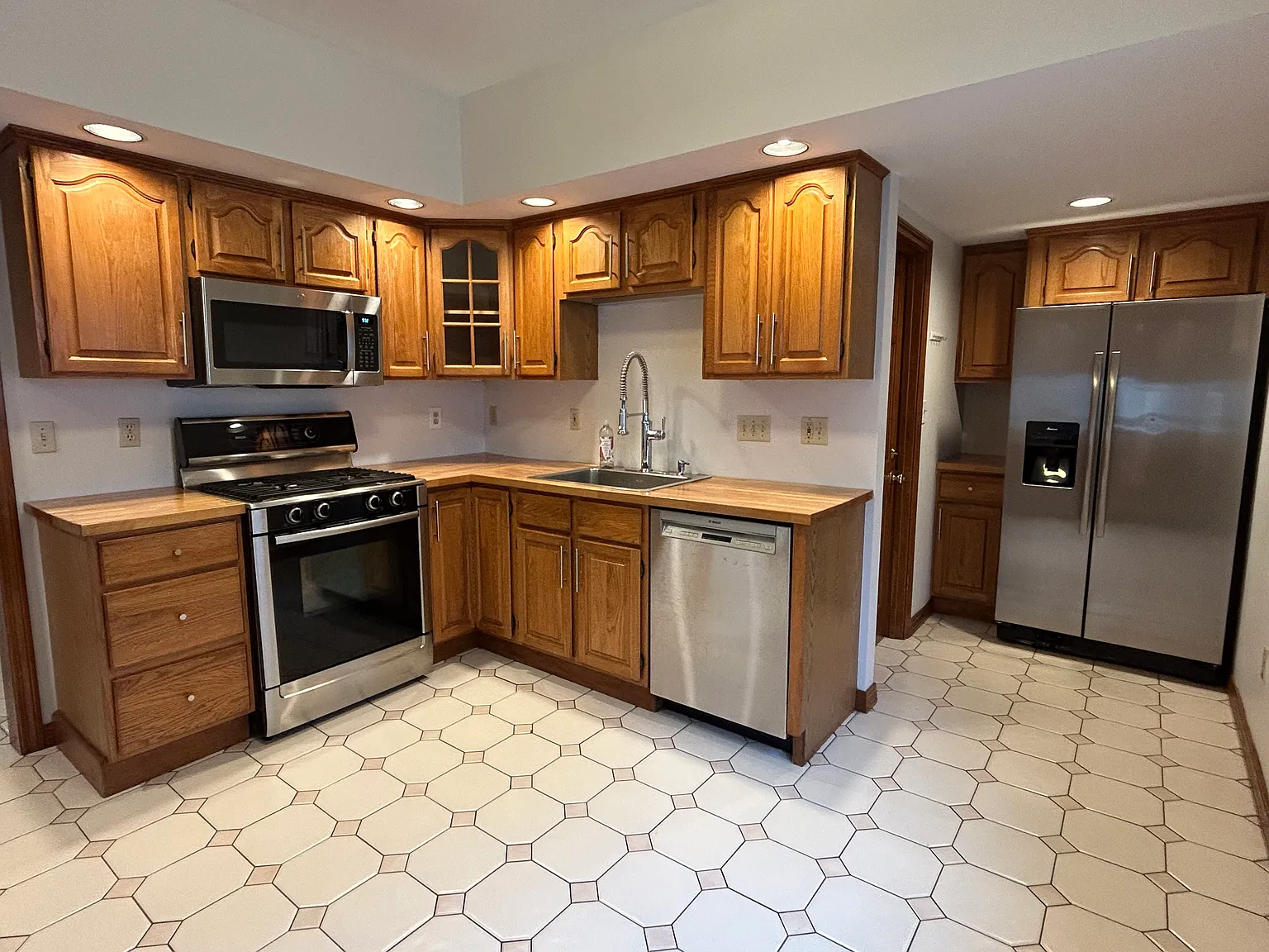 4 bed, 1800 sqft, $3,800 — Photo 1