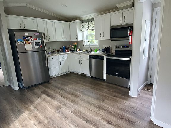 3rd image of 4 Hemlock Rd #6