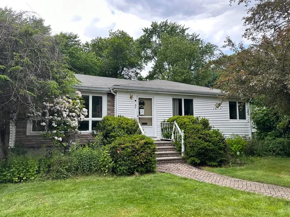 37 Selwyn Rd, Newton, MA 02461