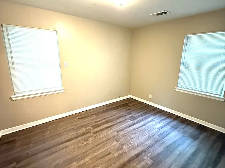 942 Parkwood Ct — Photo 11