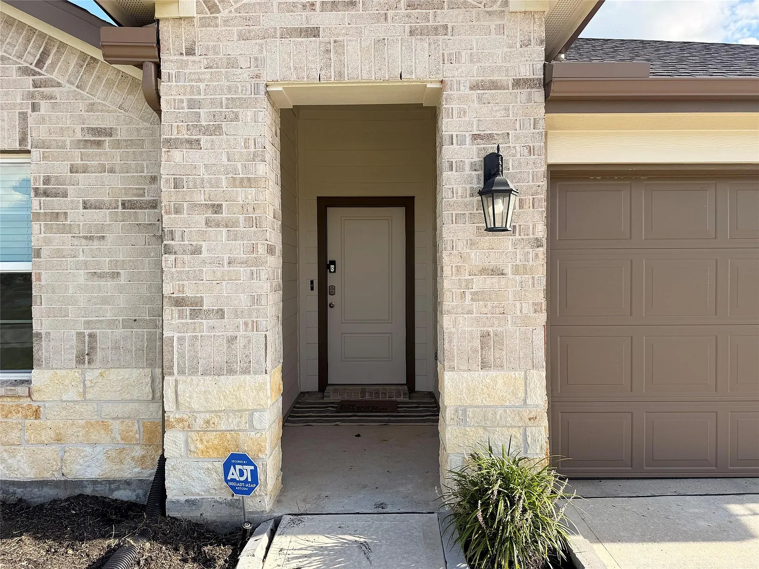 4 bed, 2.0 bath, 1812 sqft, $2,350 — Photo 3