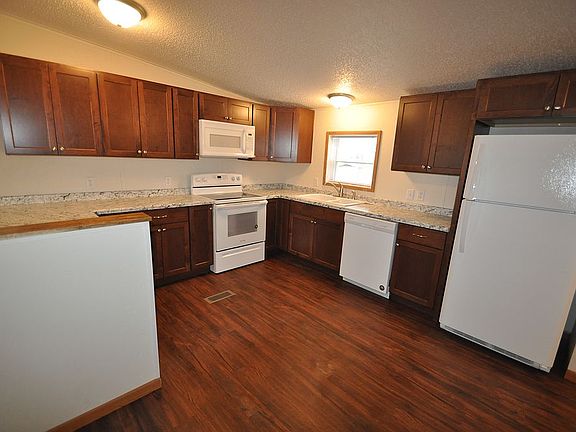 KITCHEN / DINING AREA
