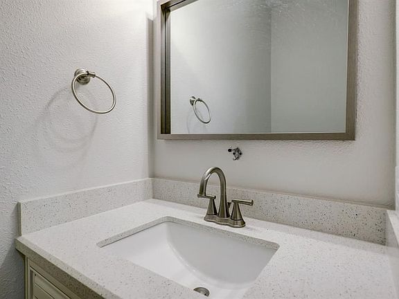 5th image of 252 Wilcrest Dr