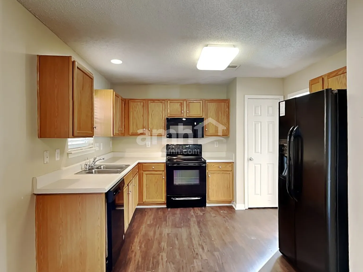 3 bed, 2.5 bath, 1744 sqft, $2,005 — Photo 3