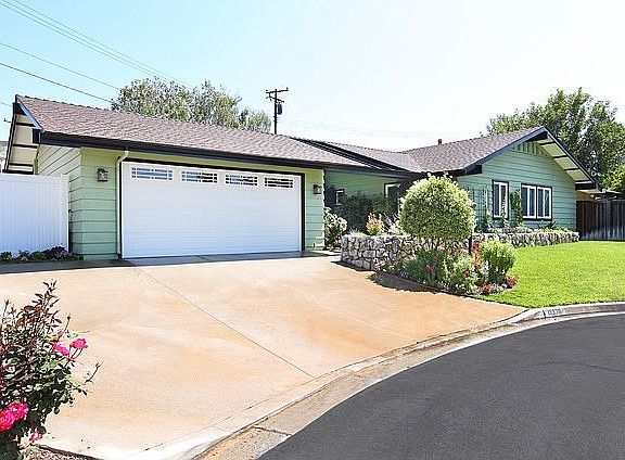 Large driveway withj gated parking area for RV/boat