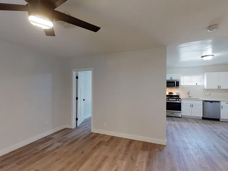 906 E Roma Ave — Photo 57