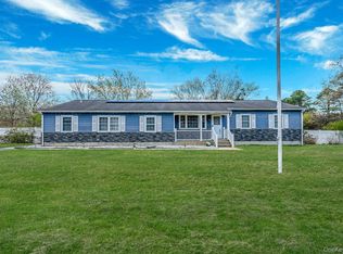 1 Whitman Dr, Medford, NY 11763