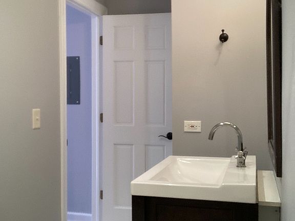 5th image of 21W581 North Ave APT 44