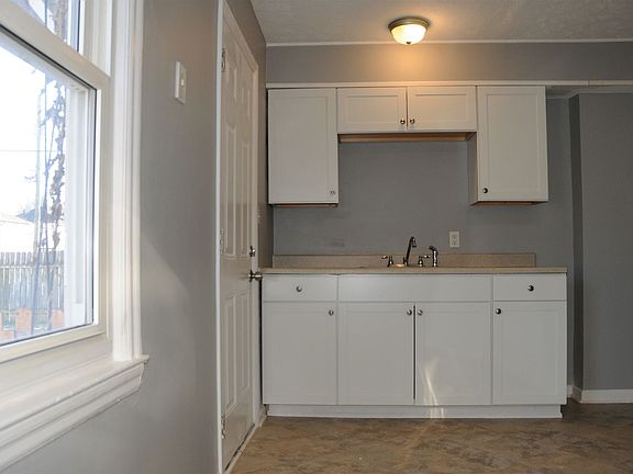 5th image of 924 S Harris Ave