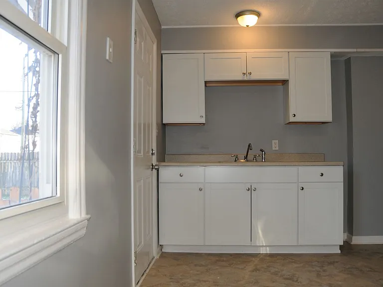 924 S Harris Ave — Photo 5