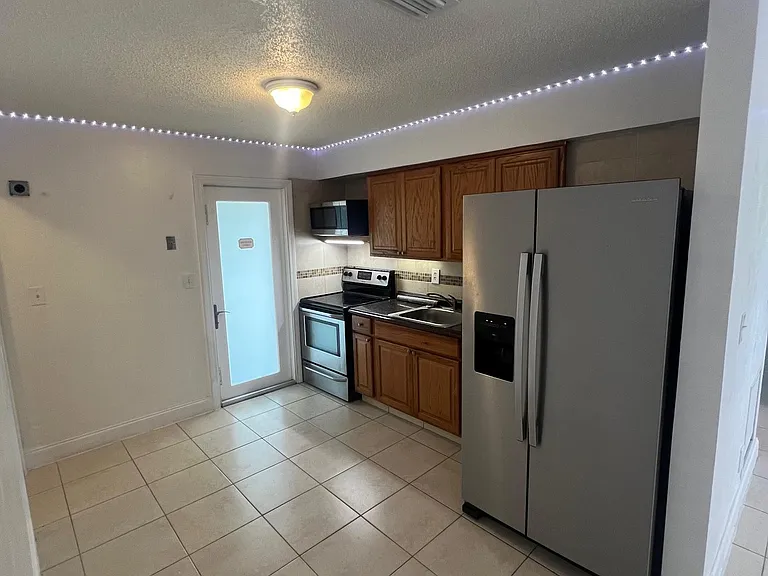 4413 SW 32nd Ave #2 — Photo 2