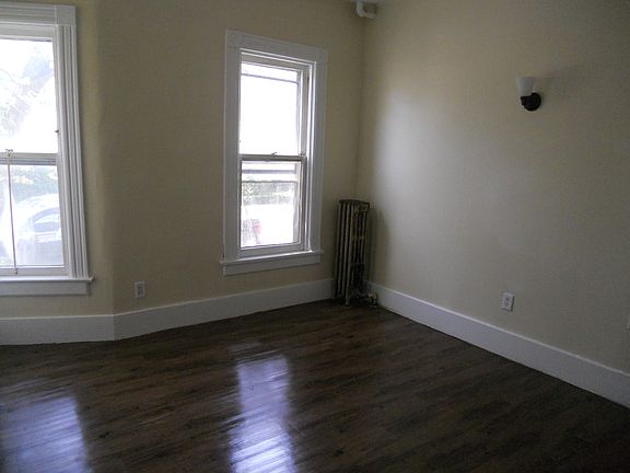 3rd image of 41 Parkdale Ave APT 1