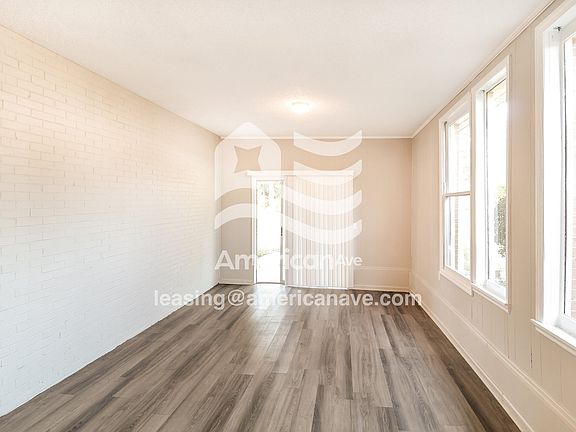 1563431_002_living_room_13677943.jpg