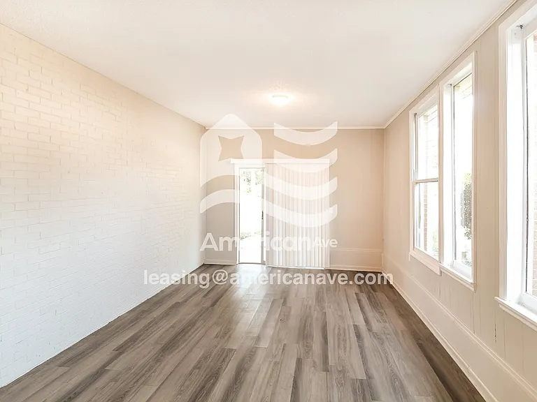 1563431_002_living_room_13677943.jpg