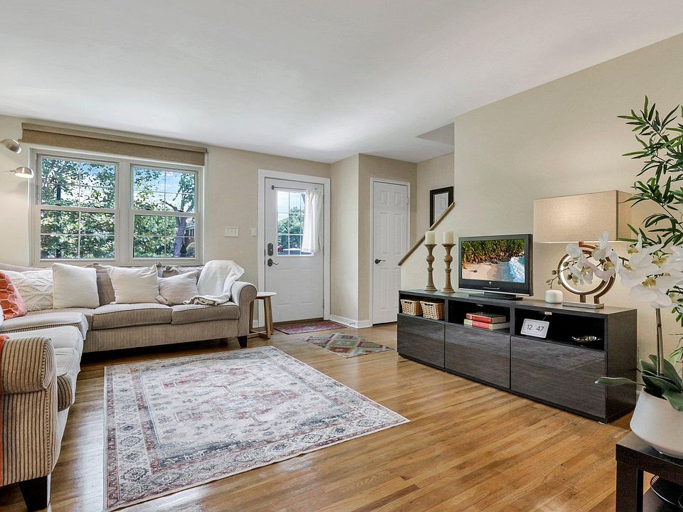 Living room (1st floor)