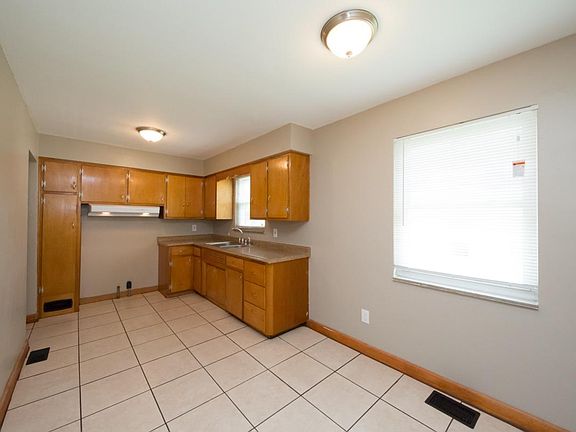 5th image of 223 E Beechwood Ave