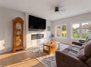107 Stonebrook Ct, Clear Lake, IA 50428