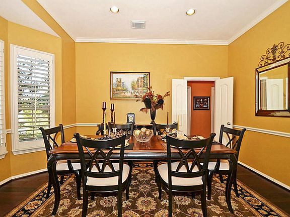 Elegant dining room with bay windows