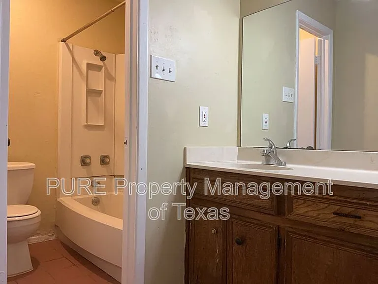 604 Country Aire Dr #B — Photo 18