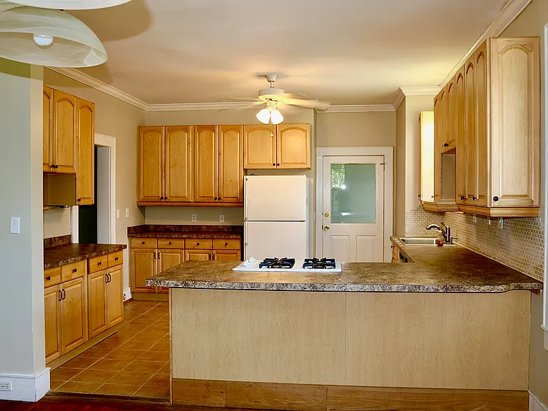 115 Robinson St — Photo 5
