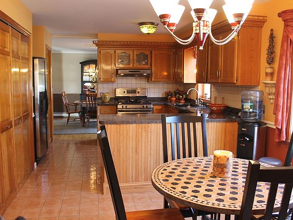 5th image of 67 Stowe Dr