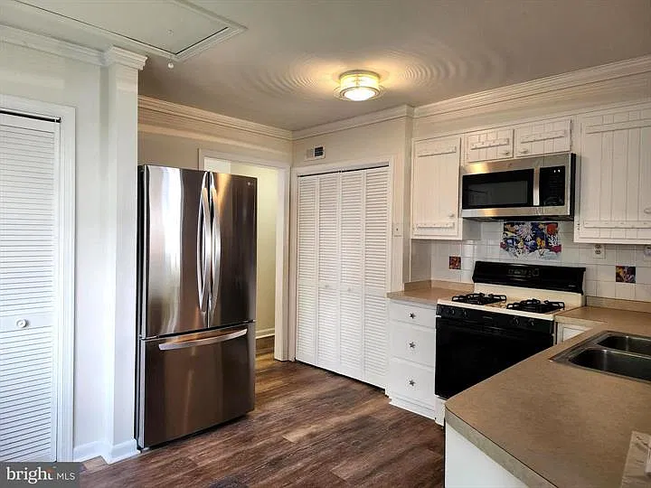 1 bed, 728 sqft, $2,300 — Photo 3